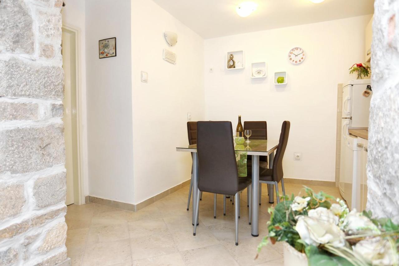 Apartments By The Sea Kastel Kambelovac, Kastela - 8679 Extérieur photo