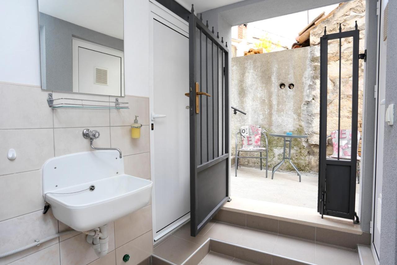 Apartments By The Sea Kastel Kambelovac, Kastela - 8679 Extérieur photo